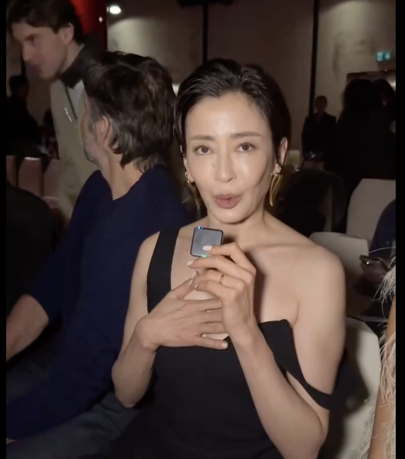 大胆なドレス姿の宮沢（インスタグラムより）