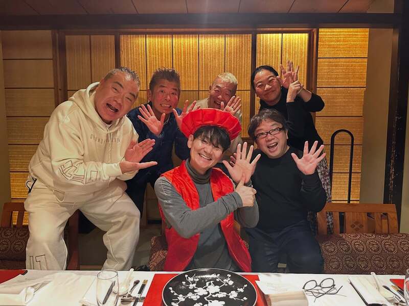 南原の還暦祝いをする芸人たち（南原のインスタグラムより）