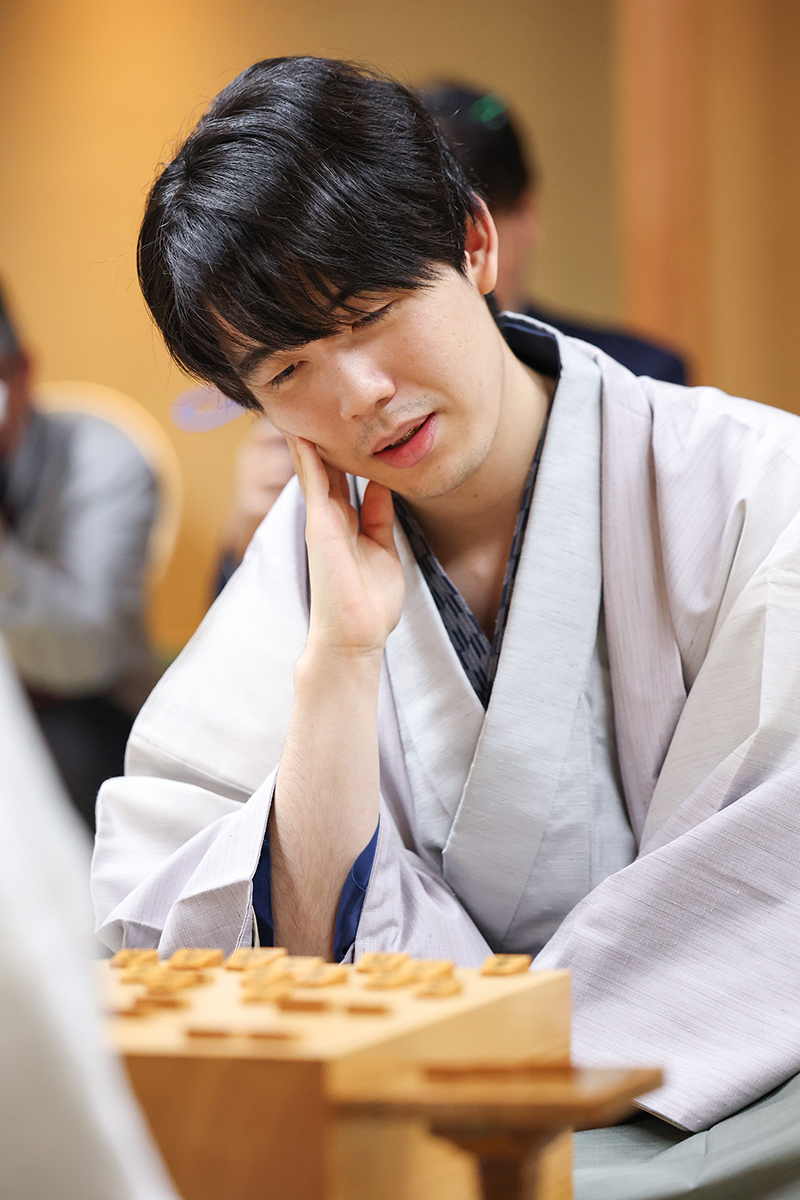 苦戦が続く、藤井聡太六冠（時事通信フォト）