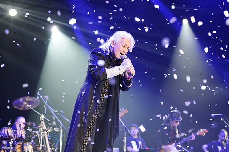 熱唱する玉置（時事通信フォト）