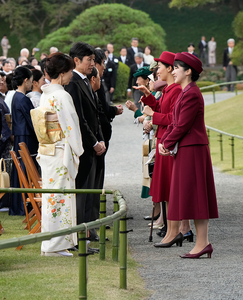 武豊・佐野量子夫妻と園遊会で懇談される愛子さま（2025年10月、東京・港区。撮影／JMPA） 