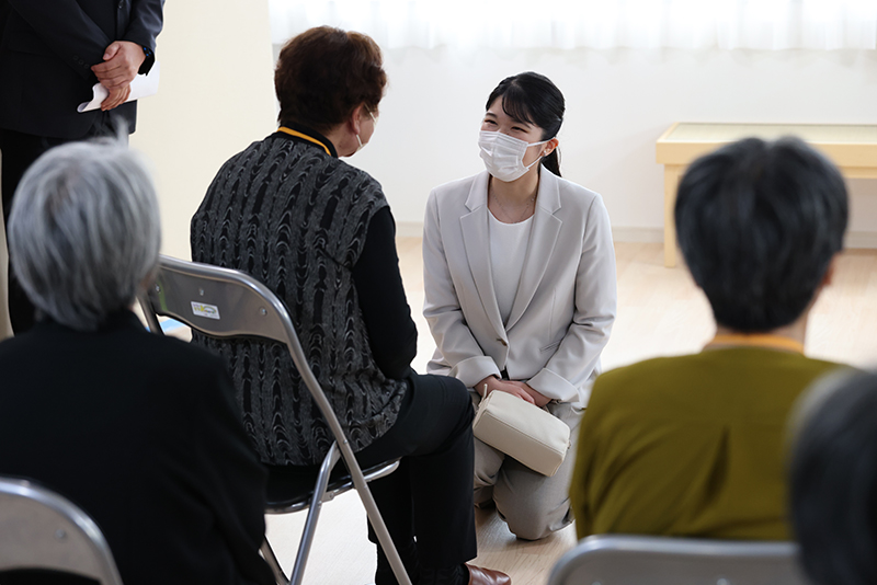 能登の被災者に、膝をついて話しかけられる愛子さま（2025年5月、石川県七尾市。写真／JMPA） 