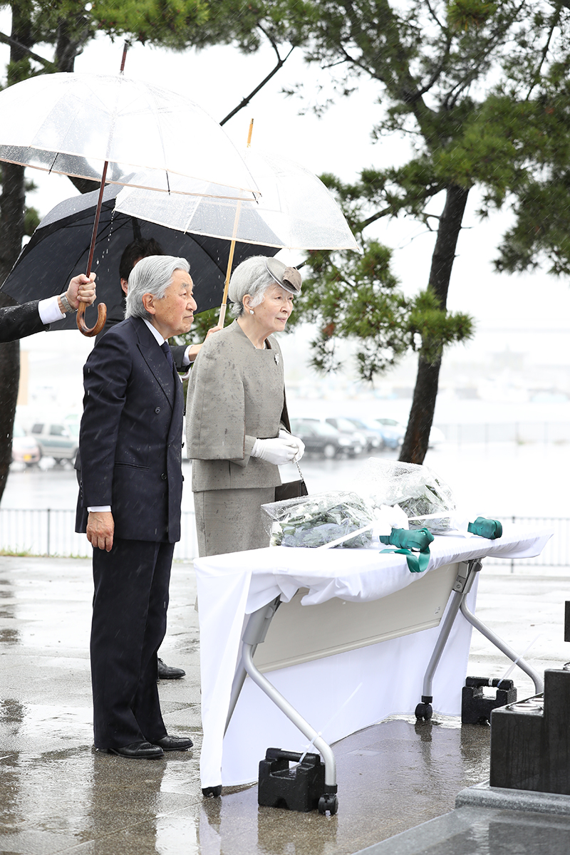 高熱を押して、慰霊碑に花を手向けられた美智子さま（2018年6月、福島県相馬市。写真／JMPA） 