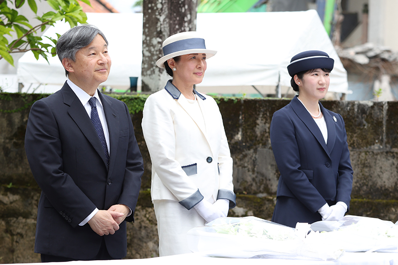 “慰霊の旅”にそろって臨まれたご一家（2025年6月、沖縄県那覇市。写真／JMPA） 