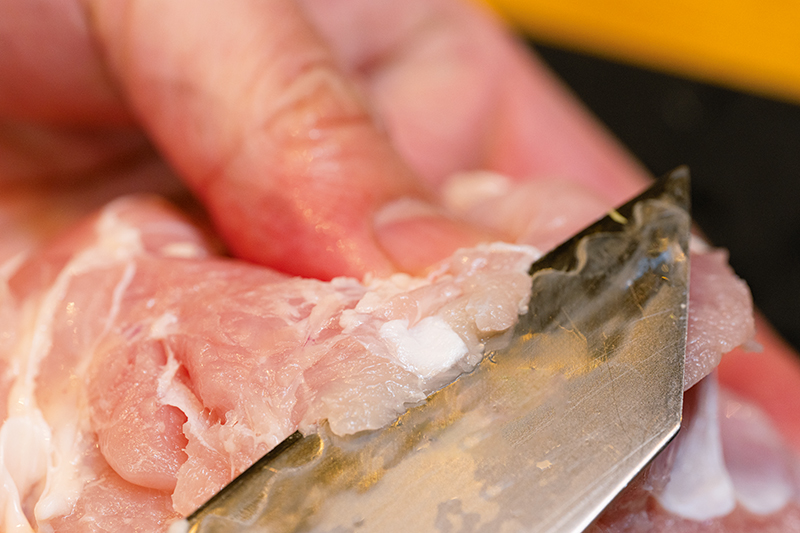 鶏もも肉は軟骨を取り除く。「軟骨を取ることで口当たりがよくなります。筋や脂は残したままでOKです」