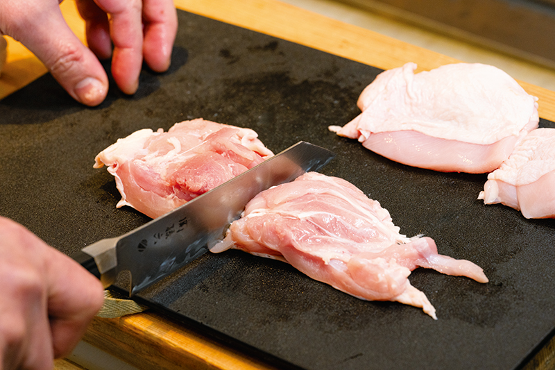 ももとすねに切り分けてから、ひと口大に切る