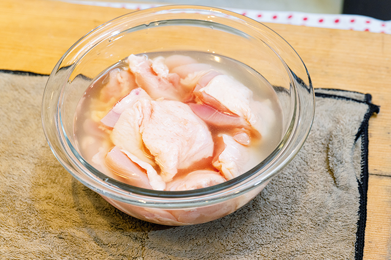 【A】を混ぜてブライン液を作り、鶏肉を10分以上つける。「冷蔵庫で1時間～半日つけるとよりジューシーに」