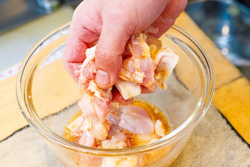 鶏肉をざるにあげて水気を切る。別のボウルにBを混ぜ合わせて鶏肉を入れ、2分ほど揉み込む