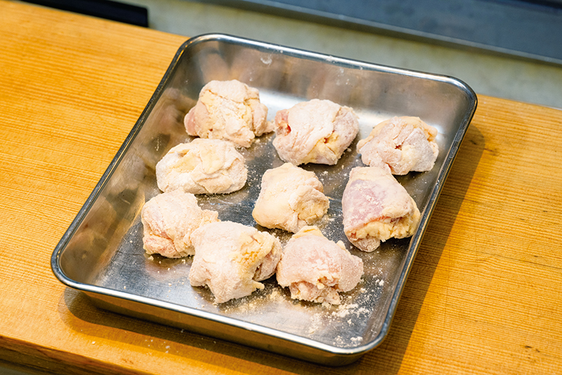 余分な粉をはたき、バットなどに並べて10分おく。「粉が下味の水分を吸って馴染み、衣がサクッと揚がります」
