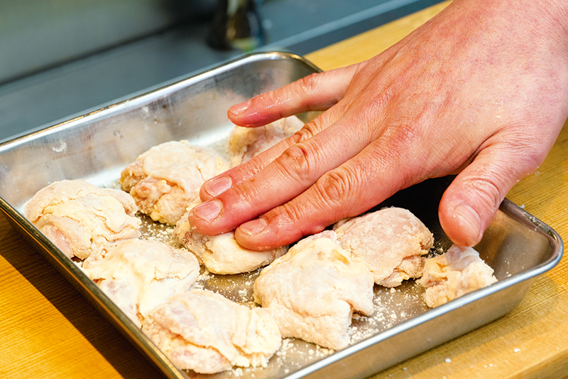 粉が白く残っている場合は、手に水をつけて水分を足す。「粉が水分を吸うことで形が崩れにくくなります」