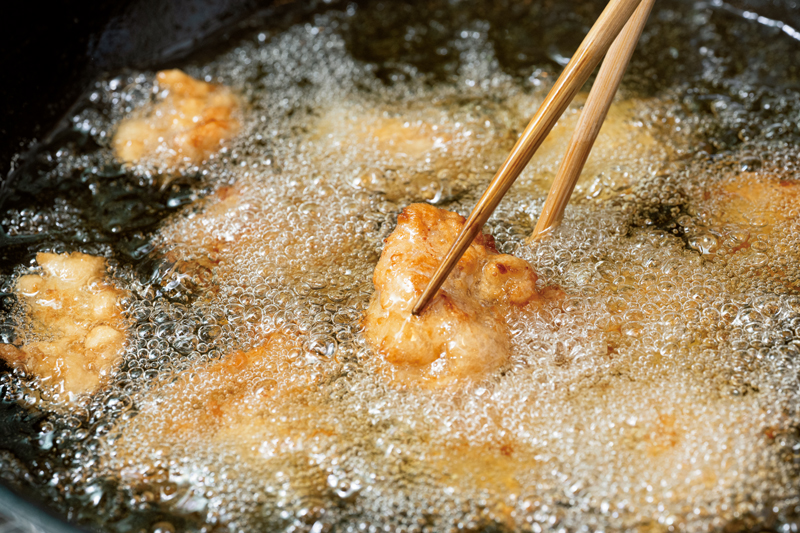 揚げ油を180℃に熱し、鶏肉を入れる。衣が固まったら、ときどき上下を返して3分ほど揚げる。「油に菜箸を入れて1秒で泡が出てくるのが、180℃の目安です」