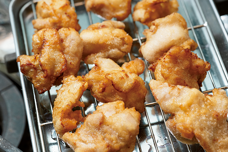 バットに鶏肉をあげて2分休ませる。「揚げすぎは鶏肉がかたくなる要因。余熱で火を通すことで、やわらかく仕上がります」