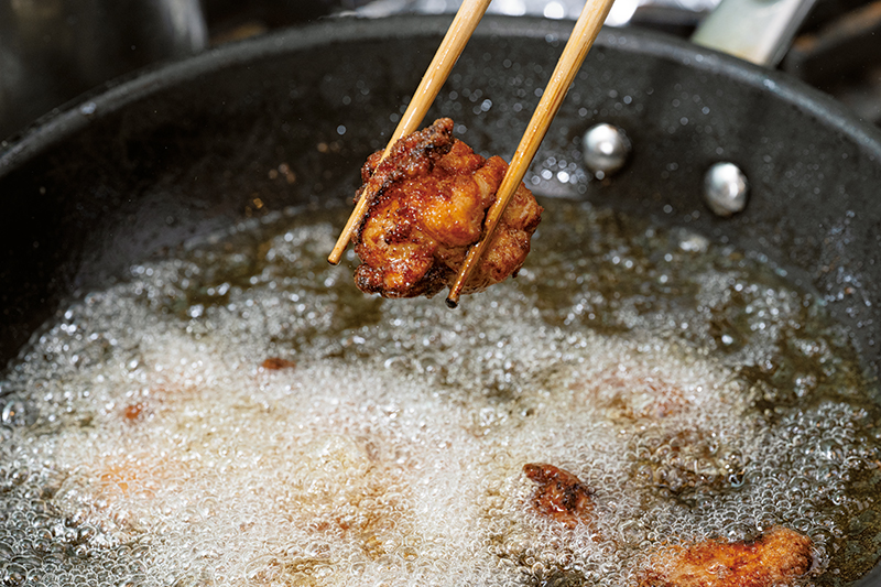 180℃の油に再度鶏肉を入れ、1分ほど揚げてバットに取る