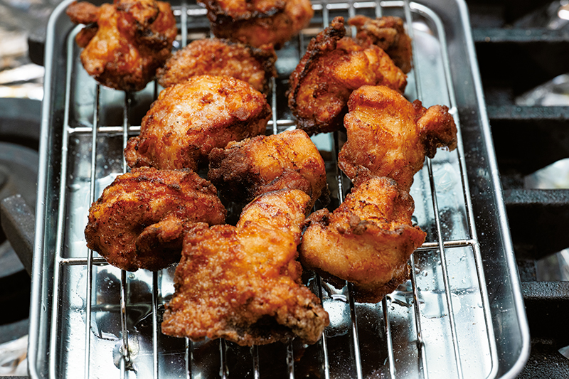 「2度揚げで衣の水分を飛ばすと衣がカリッとします」