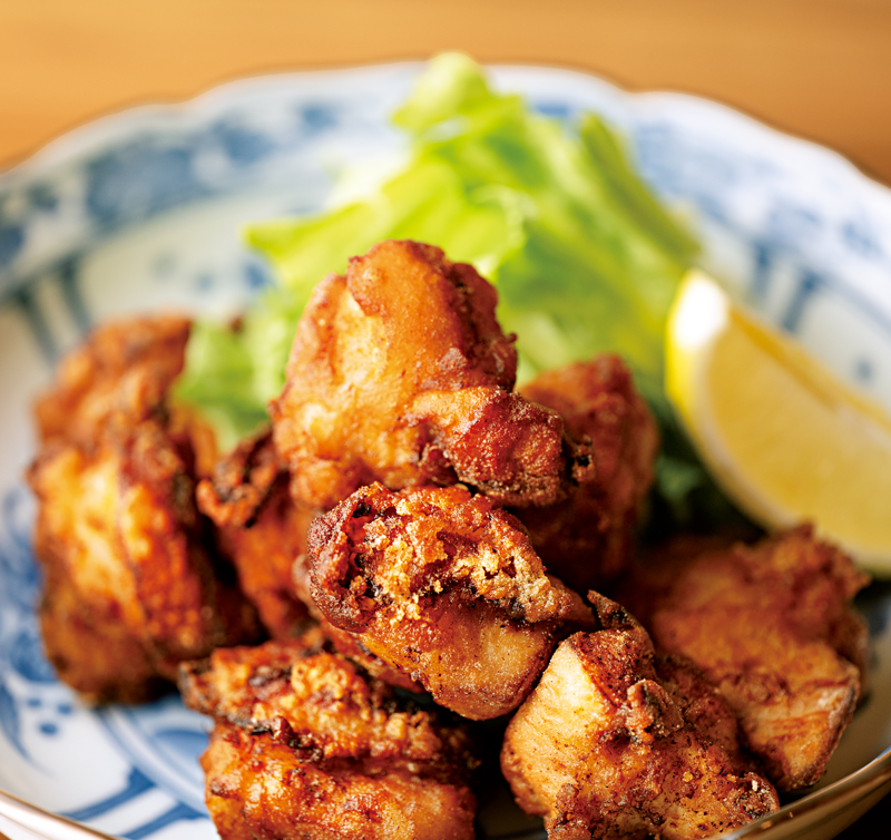 「鈴なり」店主が教える「しょうゆから揚げ」。カリッとした薄衣が香ばしい。しょうゆがふわっと香る飽きない味わい