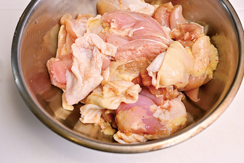 りんごの酵素の働きで鶏肉がジューシーに