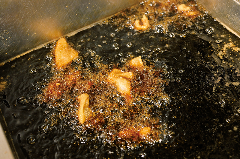 鶏肉を油に入れたら、衣が固まるまで触らないのが鉄則。すぐに触ると衣が剥がれる原因に