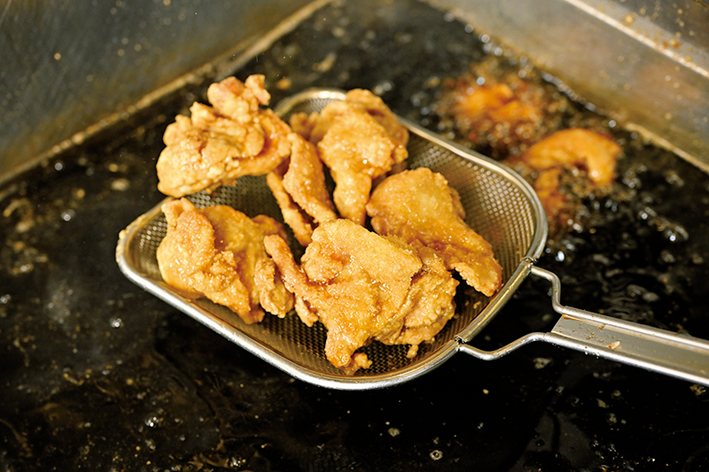 3分ほど揚げたら鶏肉をすくいあげ、一度空気に触れさせると2度揚げしたようにカリッとなる
