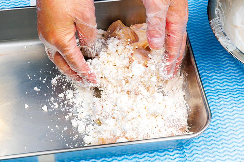 片栗粉をまぶしたら、余分な粉はよくはたいて落とす