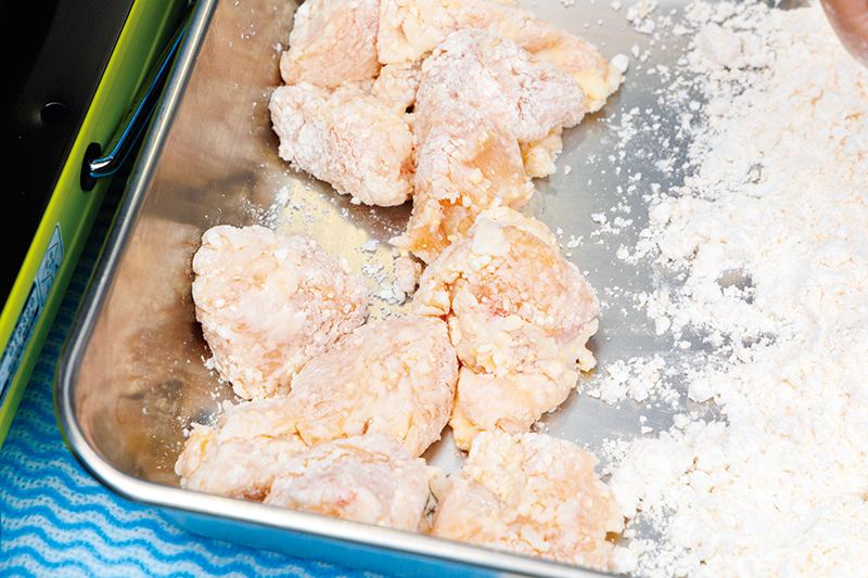 「衣を薄くすることで、サクッと軽い食感に揚がります」