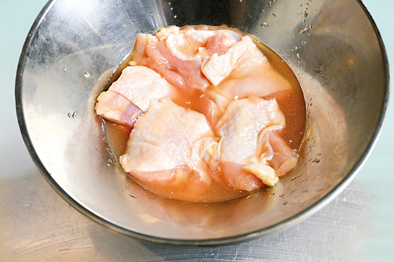 ブライン液に12時間つけて肉をやわらかくしてから、それぞれ下味をつける。写真は「カリじゅう」