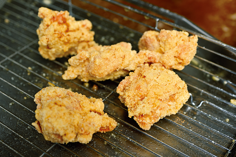 『カリじゅう』は揚げた後、2分ほどおく。「余熱で火を通すと肉がかたくならず、ジューシーさが増します」