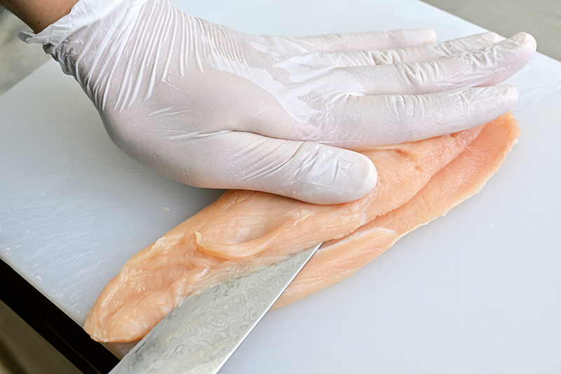 包丁を寝かせて真ん中に切り込みを入れて左右に切り開き、7～8mmを目安に、均等の厚さにする