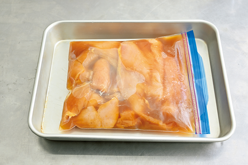 ジッパーつきの保存袋を利用すると簡単。「鶏肉は開いた状態で調味料につけると、味が染みやすくなります」