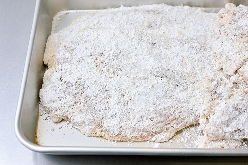 15分ほどおくことで、鶏肉の水分とタピオカ粉が一体化して肉と衣の間にプニッとした食感が生まれます」