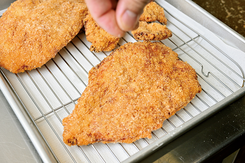 「家ではフライパンで揚げられます。最初に鶏肉の開いた側を下にして揚げると、身が縮まるのを防げます。仕上げに味つき塩こしょうを」