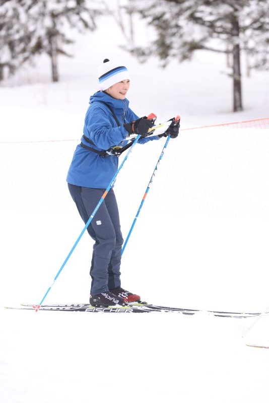 スキーウェアもブルーで。（2026年3月、写真／JMPA）