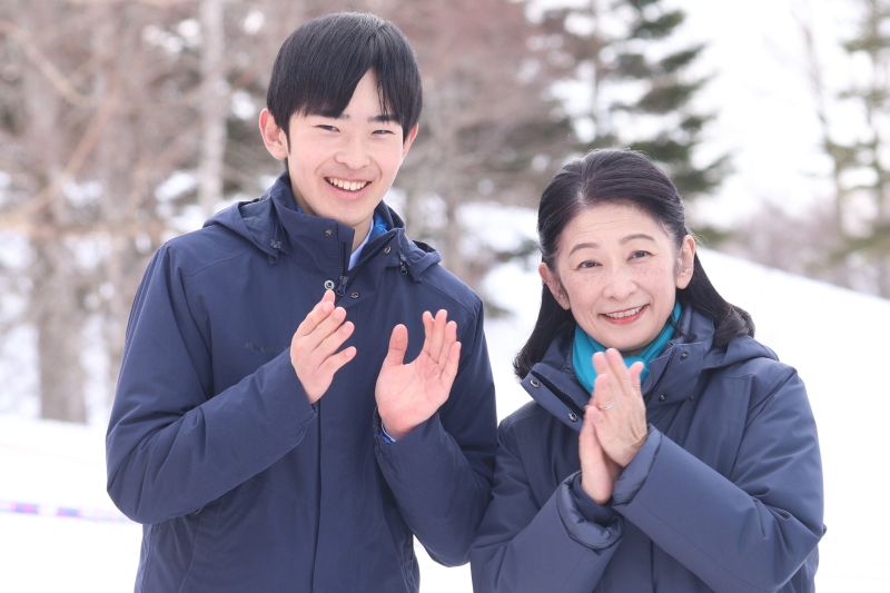 選手に拍手を送られるおふたり。（2026年3月、写真／JMPA）