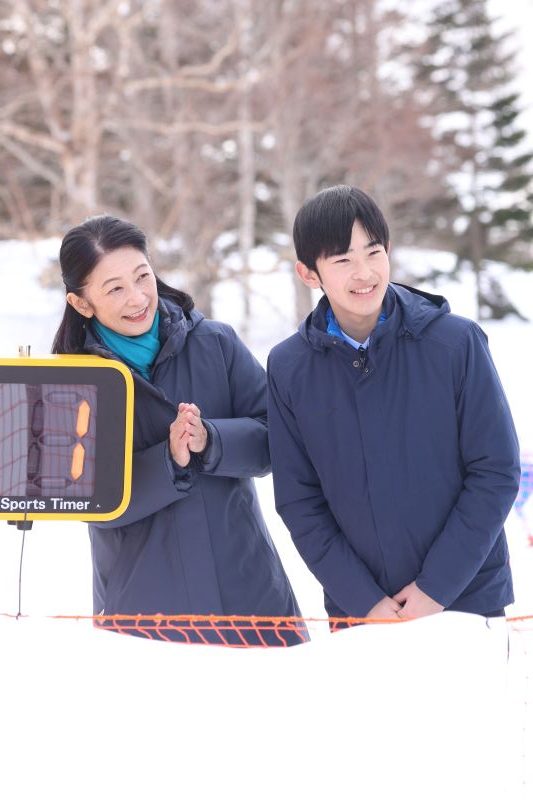 タイマーの前で身を乗り出して観戦。（2026年3月、写真／JMPA）