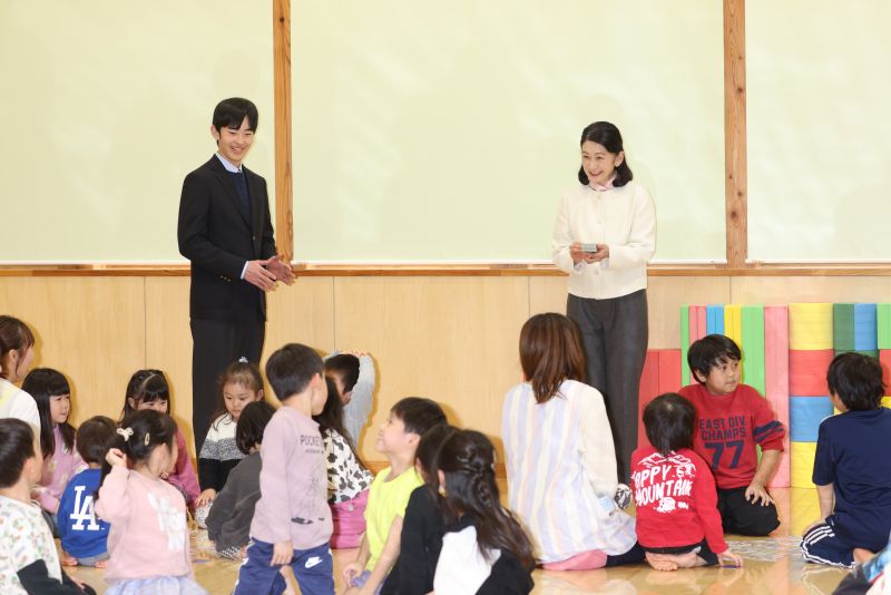 子供たちと交流。（2026年3月、写真／JMPA）