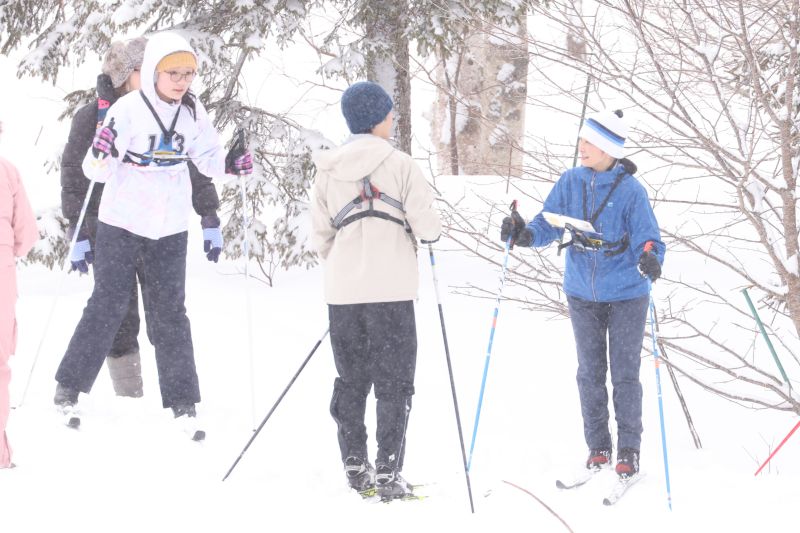 スキーオリエンテーリングを体験されるおふたり。（2026年3月、写真／JMPA）