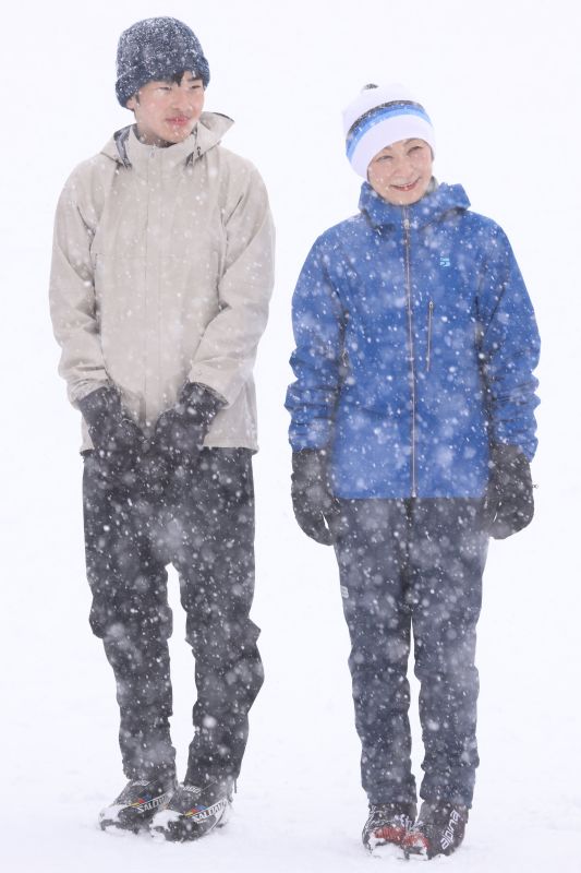 おふたりとも帽子と手袋をつけ、完全装備。（2026年3月、写真／JMPA）