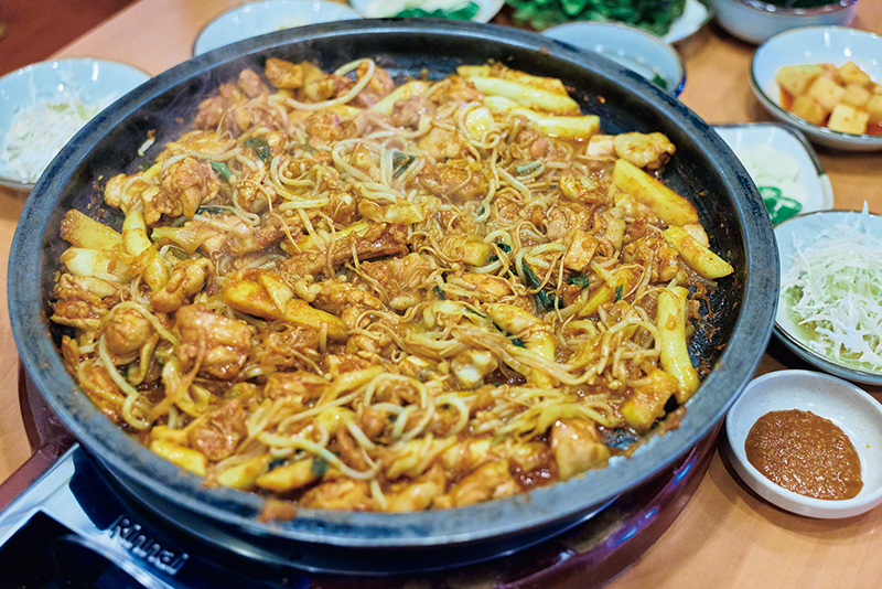 定番の「タッカルビ」は1人前1万8000W。注文は2人前～