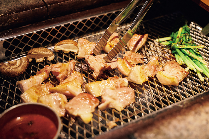 定番人気は皮付きのサムギョプサル「山清黒豚塩焼肉」（500g5万8000W）