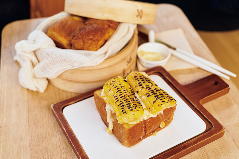 「コーンマヨブレッド」（1万4500W/写真手前）が一番人気。奥が「スチーム食パン」