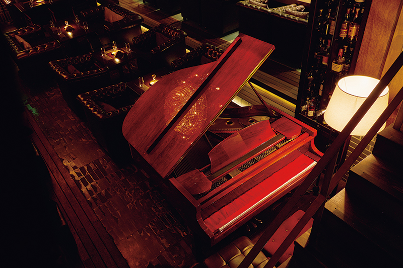 日～木曜の22～23時30分、金・土曜の21～22時30分にはピアノ演奏も