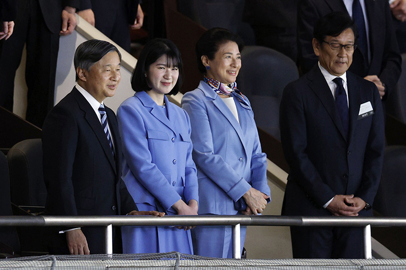 栗山英樹氏（右）とともに、貴賓席から侍ジャパンの激闘を見守るご一家（2026年3月、東京・文京区。写真／共同通信社） 