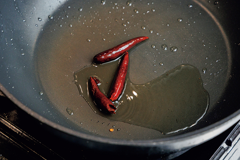 色が黒っぽくなるまで加熱する