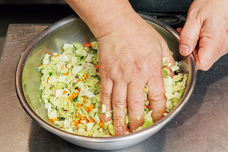 調味料をもみ込む