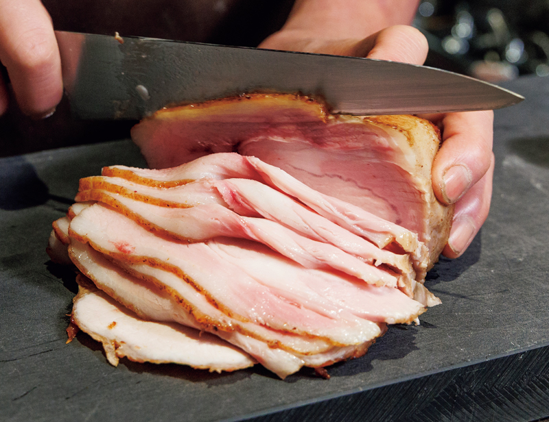 「ローストポークと春野菜のパニーニ」の具材となる「ローストポーク」
