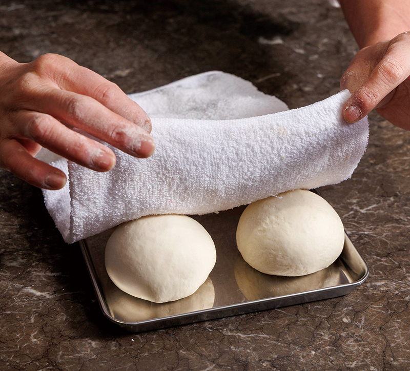 濡れ布巾、ラップを被せて4～5時間ほど室温において発酵させる