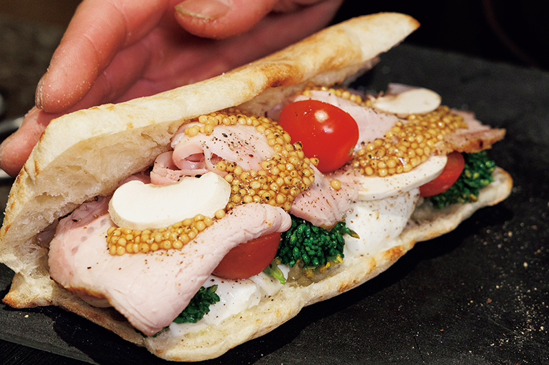 PER TE（ペルテ）のまかない「ローストポークと春野菜のパニーニ」