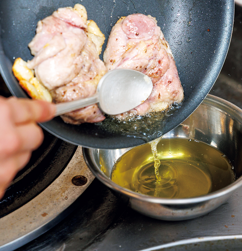 鶏肉は皮目から焼く