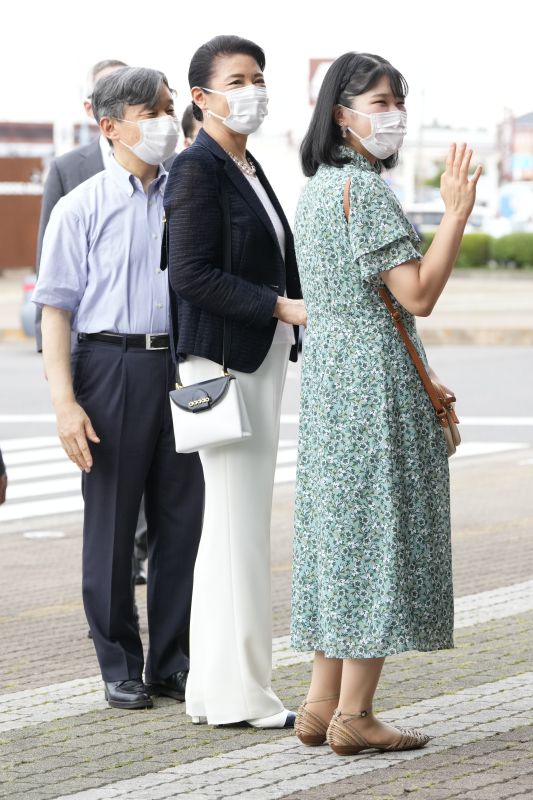 駅に集まった地元民に向かって手を振る愛子さま。（2023年8月、写真／JMPA）