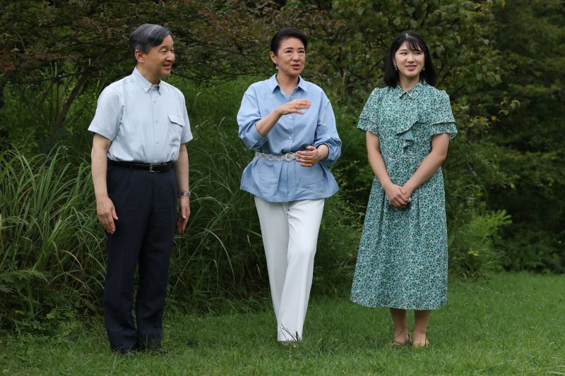 那須の御用邸を散策される天皇ご一家。（2023年8月、写真／JMPA）