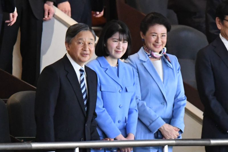 貴賓席に到着した天皇ご一家。（2026年3月、写真／JMPA）